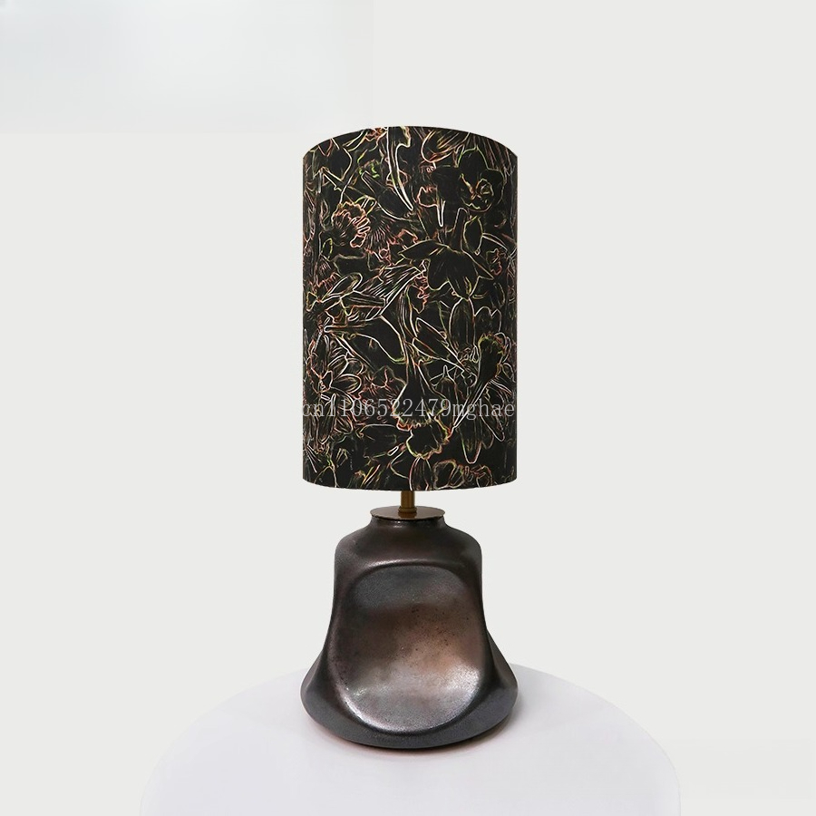 Century Textile & Sewing Supply By Owner - Tischlampe aus vergoldetem Liberty-Stoff: Importiertes Großbritannien-Textil