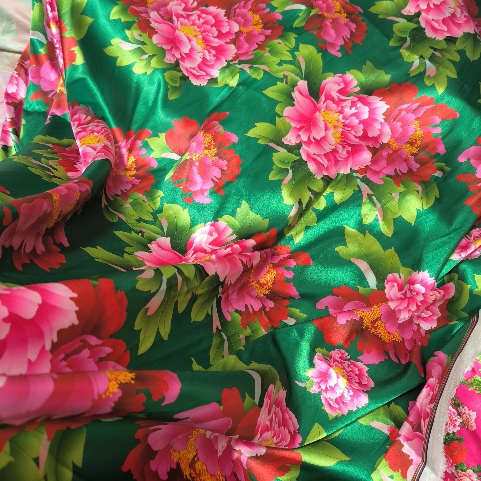Acetat-Satin-Stoff mit Blumend – Sewing And Textile Bewertung und Preis